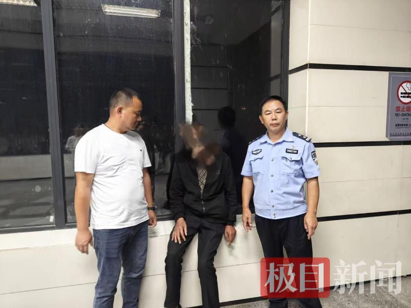那个老人失踪了很多天，贾尤警察多次去武汉找到他。