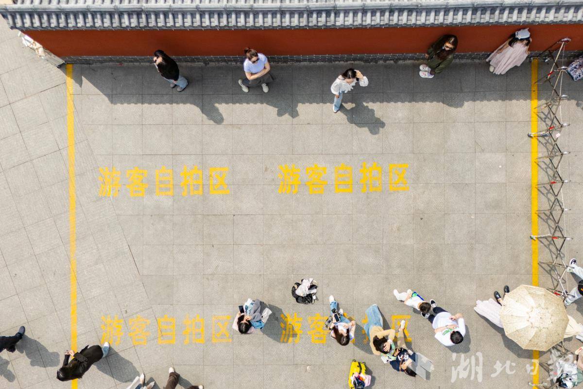 Huanghalou的互联网名人墙是指“旅游自拍区”