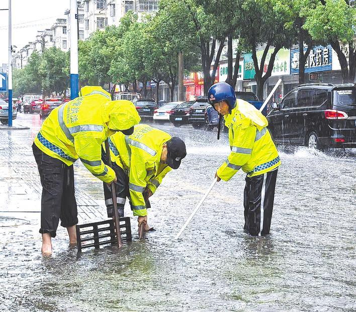 “在雨季，有热情的人在任何地方接受考试。”