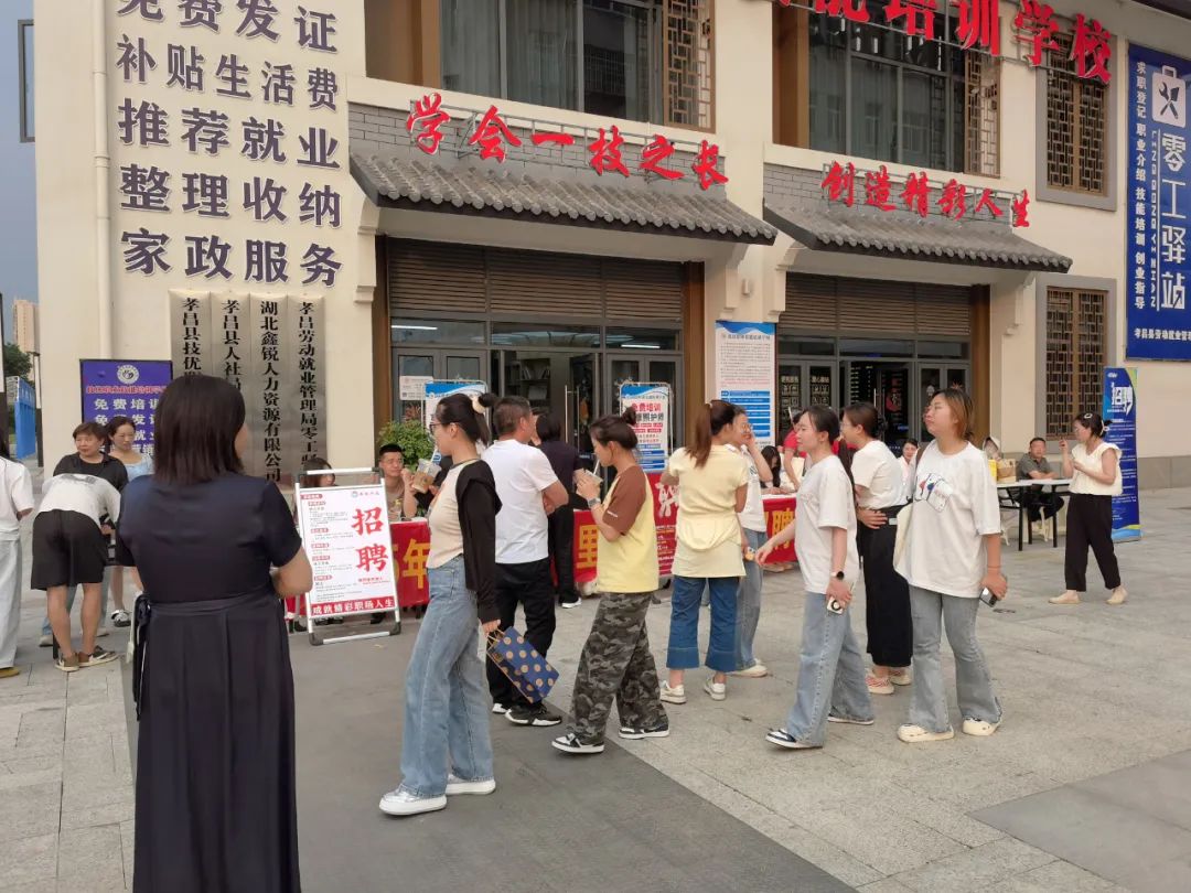 小港：夜市灯反映了工作，龙船节回家寻找新的