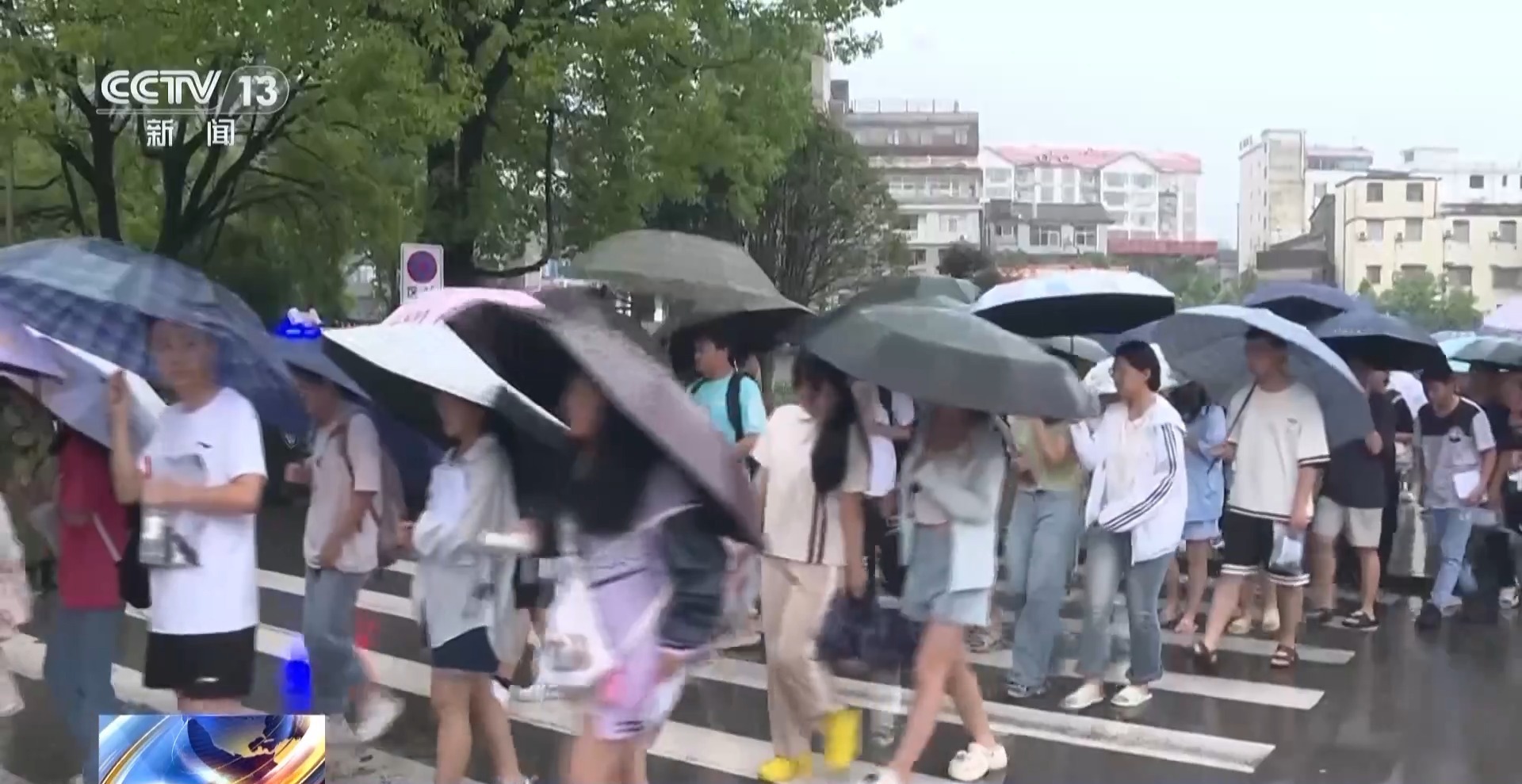 皮划艇护卫考生 湖南桑植多部分暴雨中护考