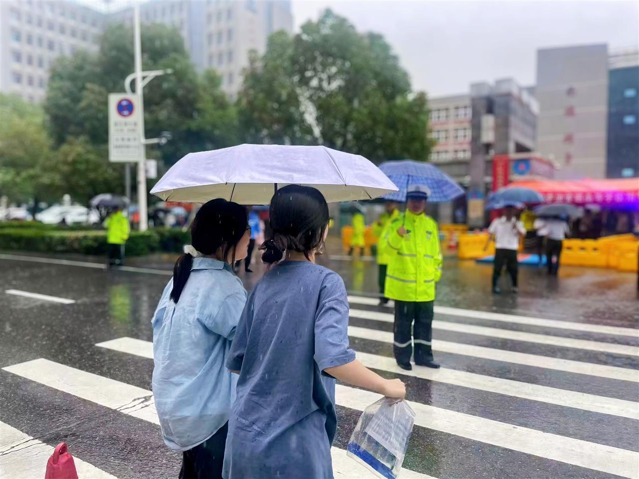 暴雨中合力推车！蔡甸公安分秒必争护航考生