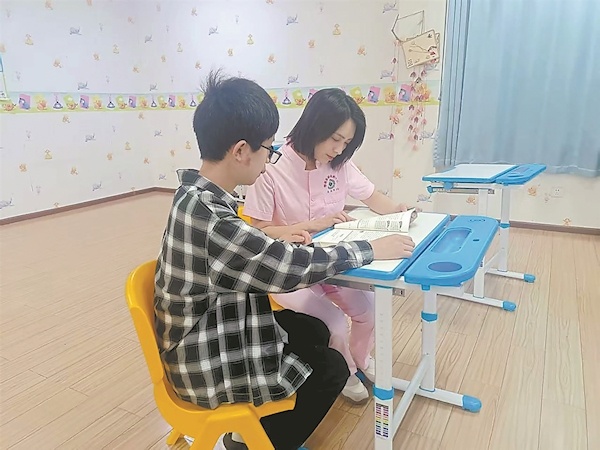她把脑瘫儿变“开心果”  让聋儿成“小画家” 鄂州爱心妈妈16年修补“天使翅膀”