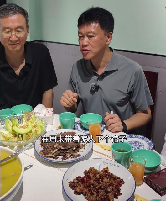 重庆荣昌高书记自掏腰包请客光临当地小店，老板：书记一进门我就认出来了
