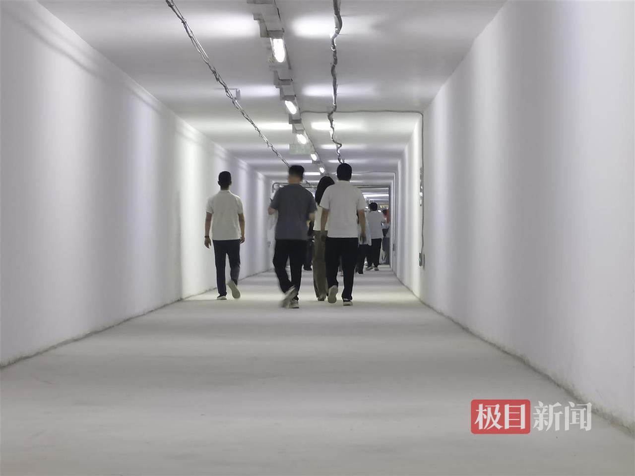 全国最长湖底地道有21对逃生门，每隔200米有一对逃生门，遇焰火及渍水可从此逃生