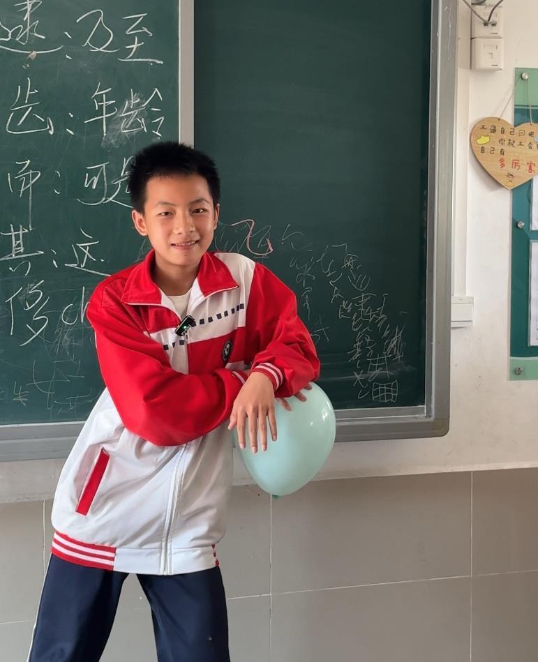 中学生结业晚会扮演“气球悬浮术”走红，自己回应：是在网上自学的