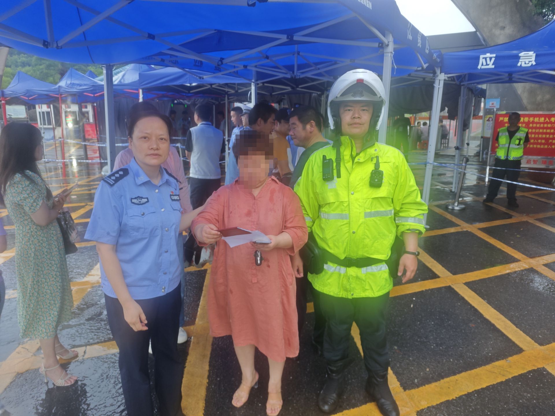 考生在考试前丢失了身份证，警方开设了一个“