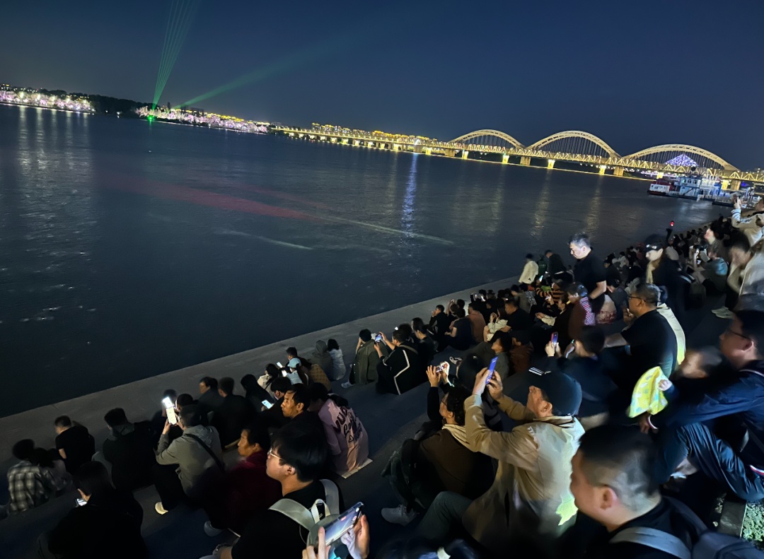 九游体育网站：“出片之城”哈夏来了(图2)