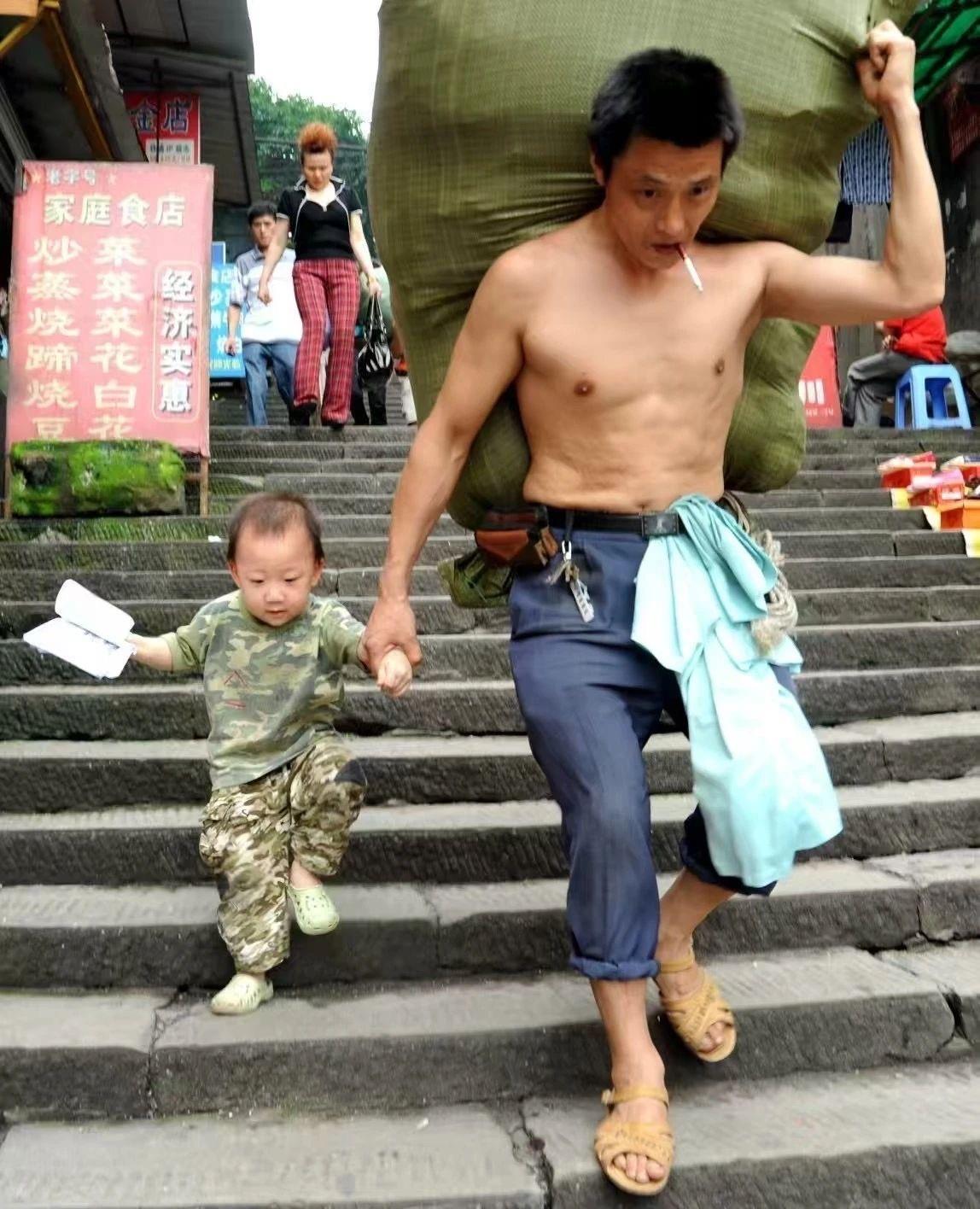 重庆棒棒冉光芒手中那个踉跄学步的小娃本年高考，父亲：期望他取得好成绩
