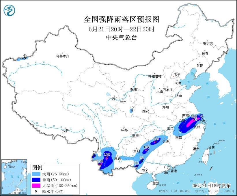 大雨 +山洪流 +高温同时释放了三个警告。外出时