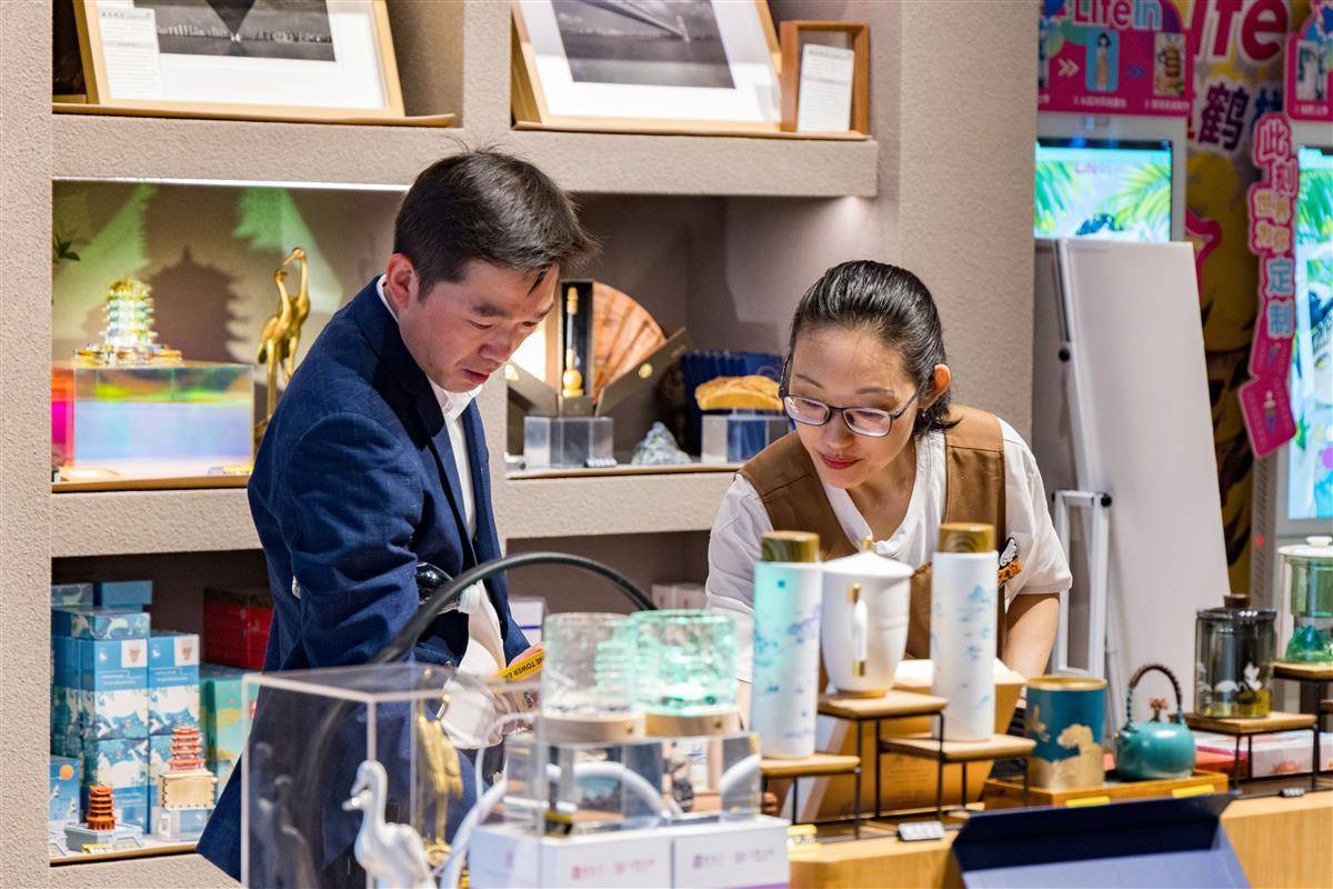 把千年鹤影“装”进游客行囊 黄鹤楼文创产品年销百万件背后的诗意转身(图1)