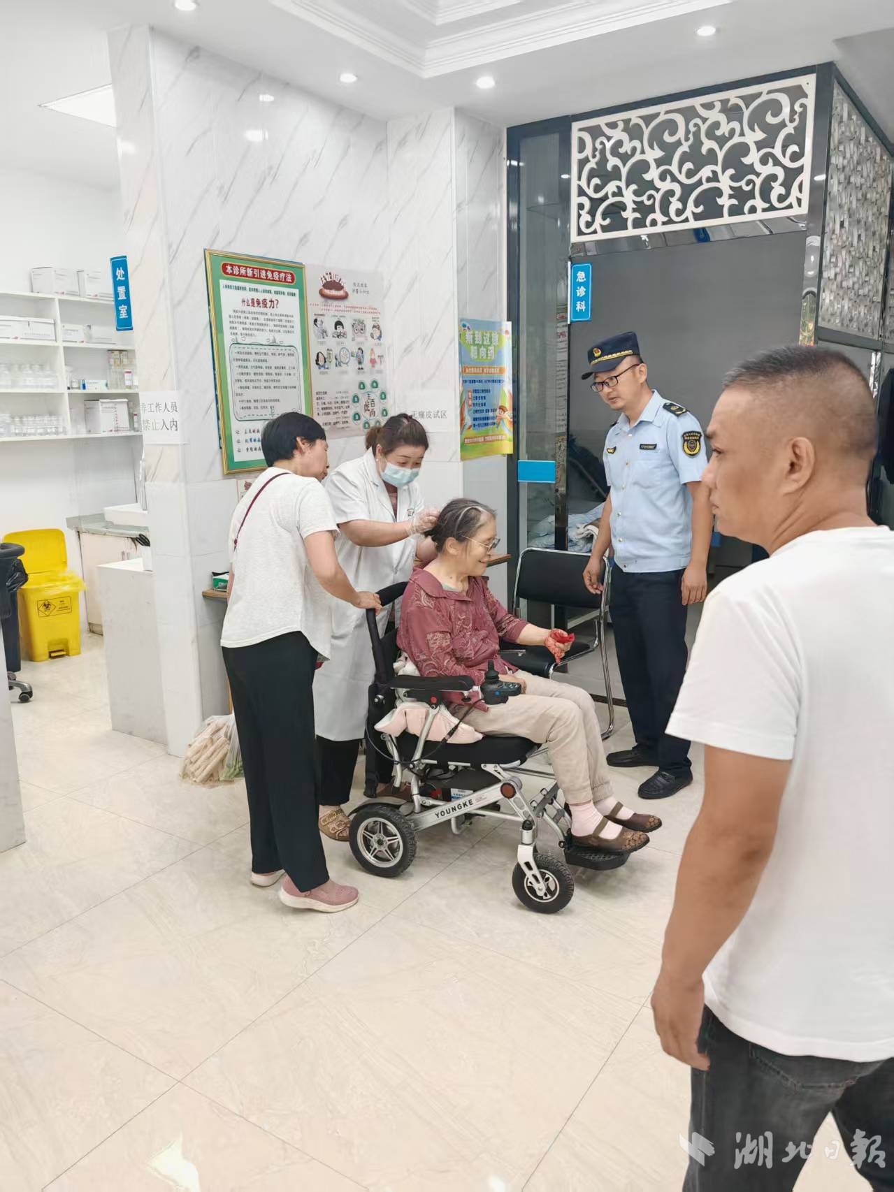 听到一个男人叫摔倒的老人，他们马上冲了