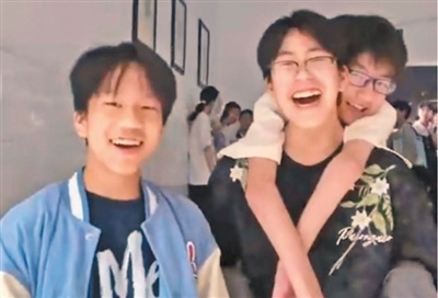 两少年接连三年背同学‍上学，“铁三角”的故事暖人心
