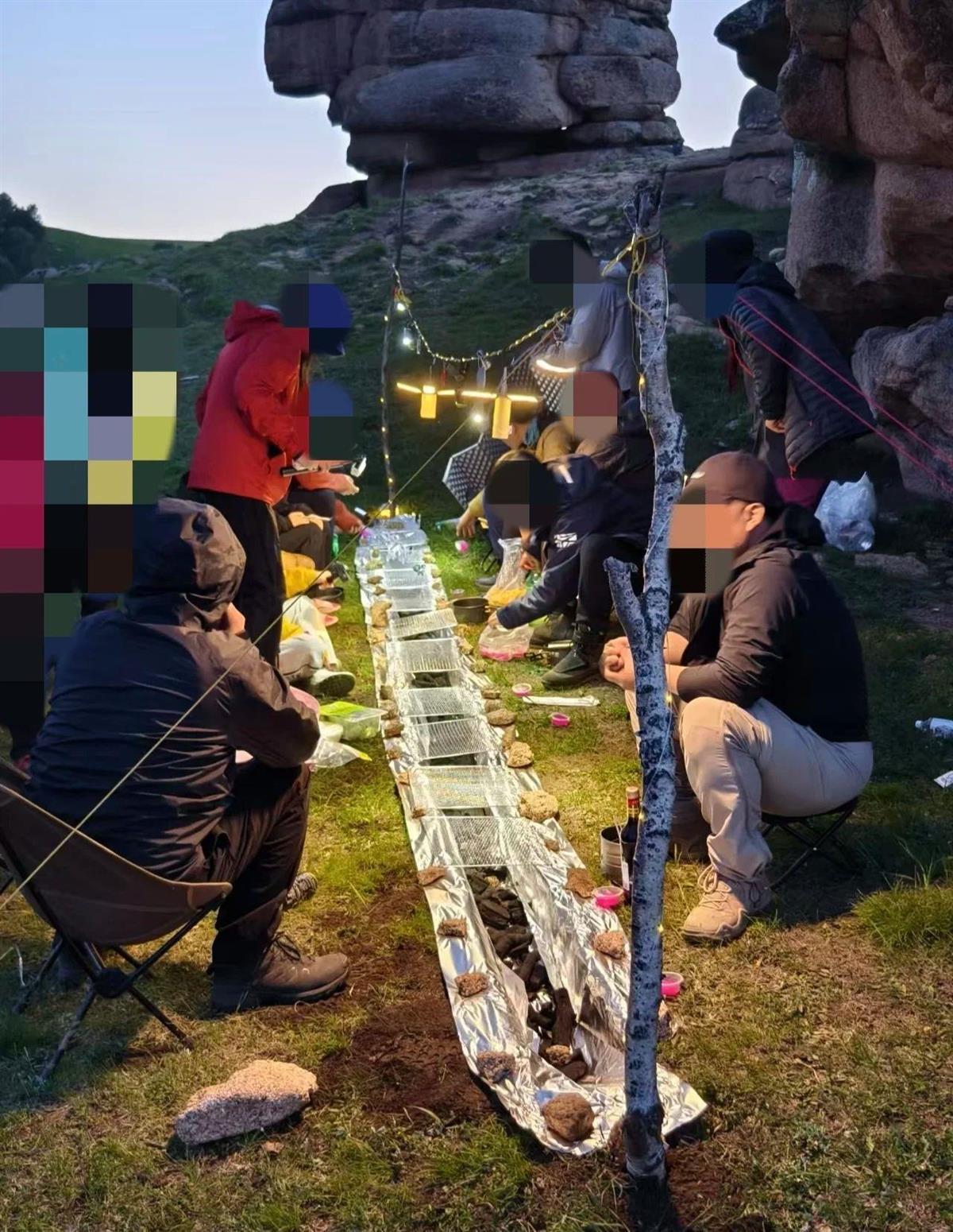 野外团队在内蒙古高山草甸挖4米长水沟烧烤，林草部分介入查询，会依法依规处分