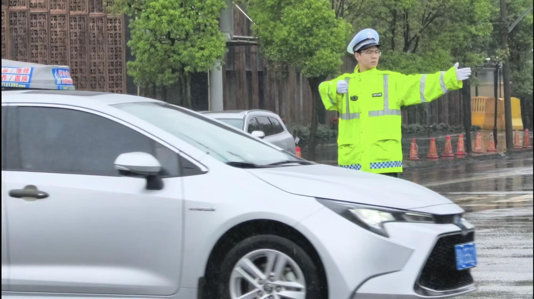 以雨为令！武汉交警全员发动疏堵保畅、应急救援