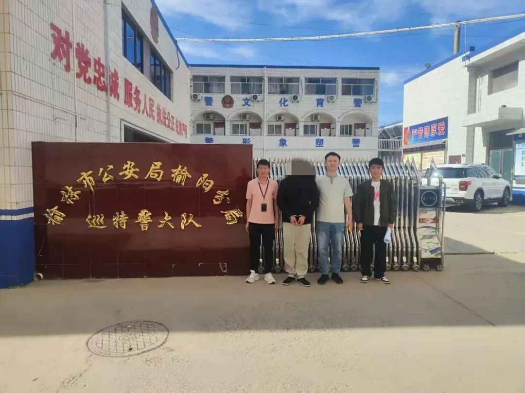 他介绍了“武装警察的副指挥官”，并卖出了军