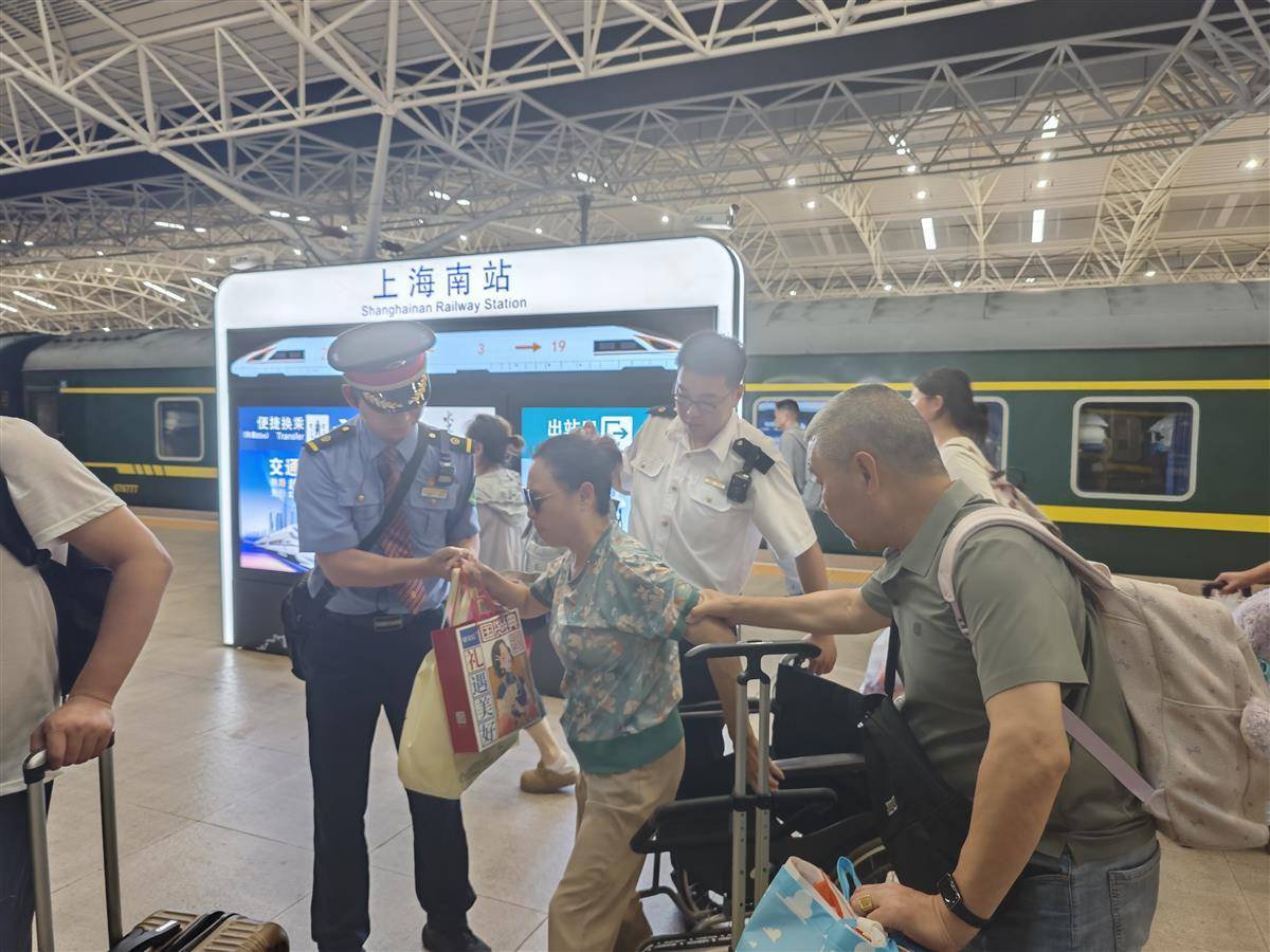 火车指挥官保护盲人旅行者独自行走