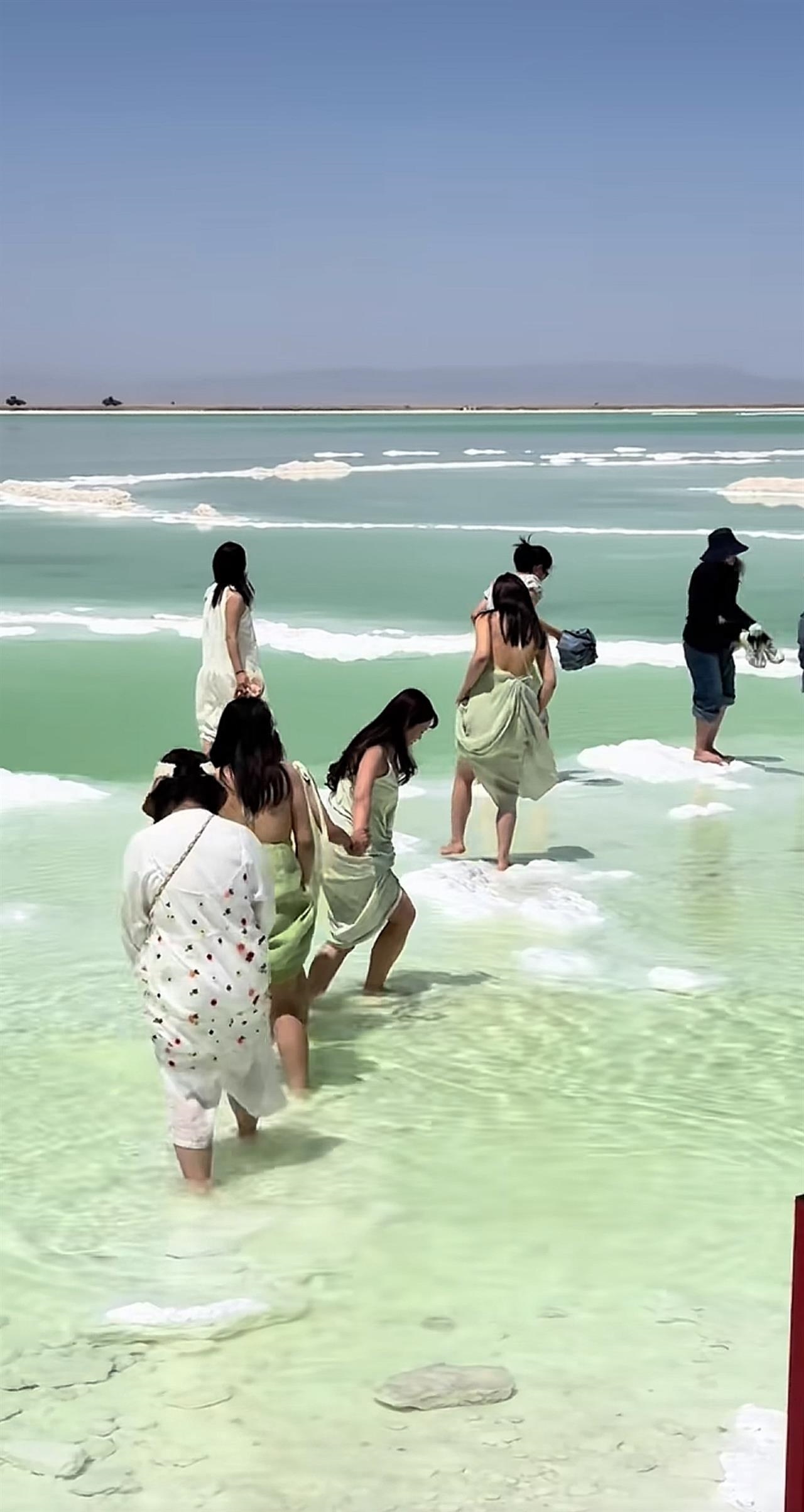 游客赤脚进青海察尔汗盐湖摄影 景区：已加强巡查并进行劝止