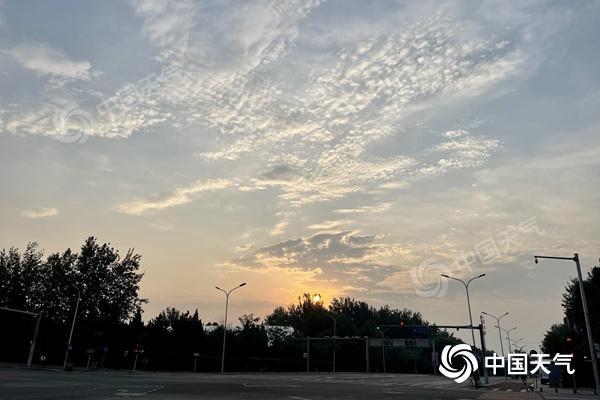 从今晚到晚上，北京将会有一场零星的风暴，当地的雨季很强烈