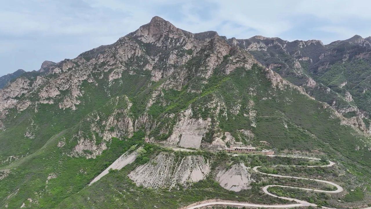 网友看完慢慢打出4个字：红岸基地！