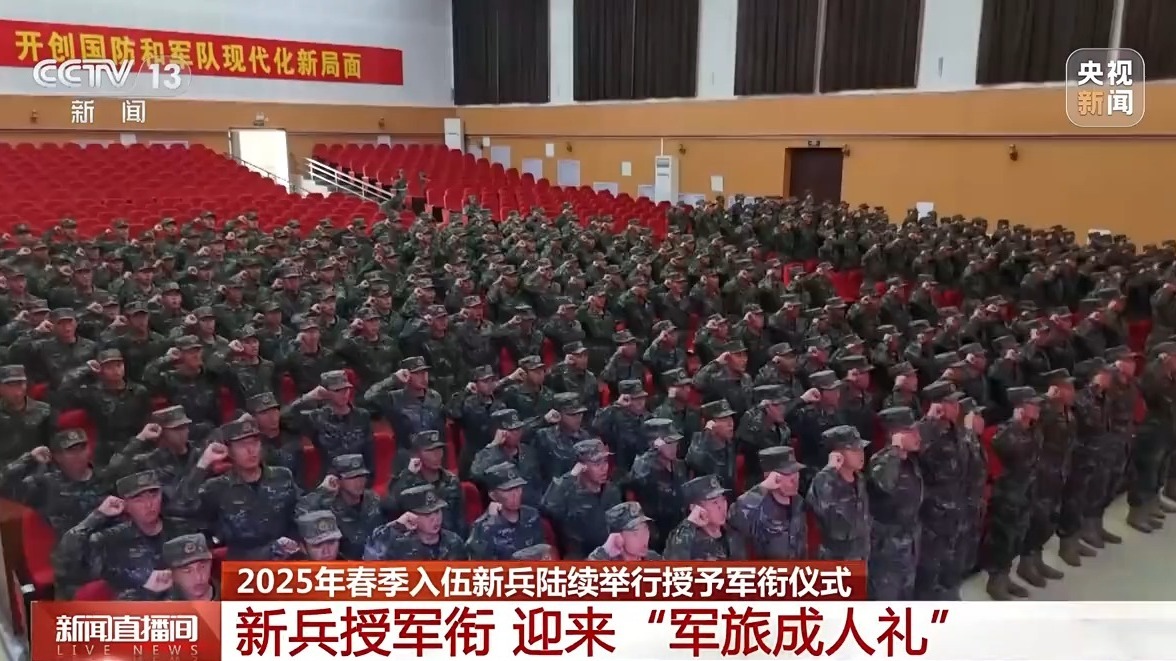 父母用自己的双手为新兵带来军事级,而青年人