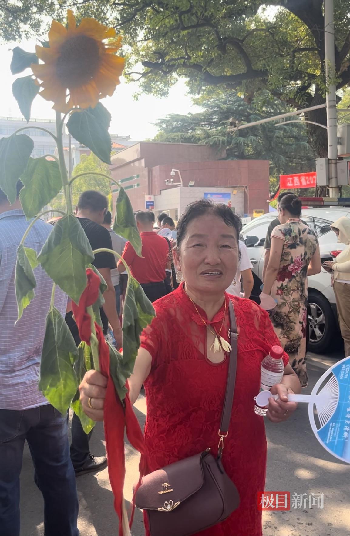 Nanchang的65岁祖母拥有她独自种植的向日葵，将她