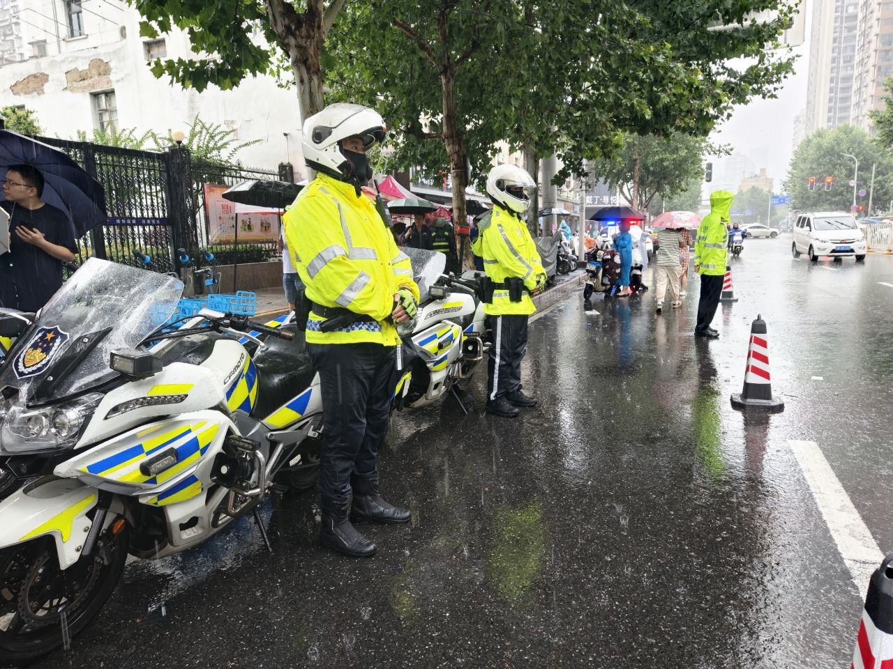 江林的公共保安警卫在雨中和陪同学生参加考试