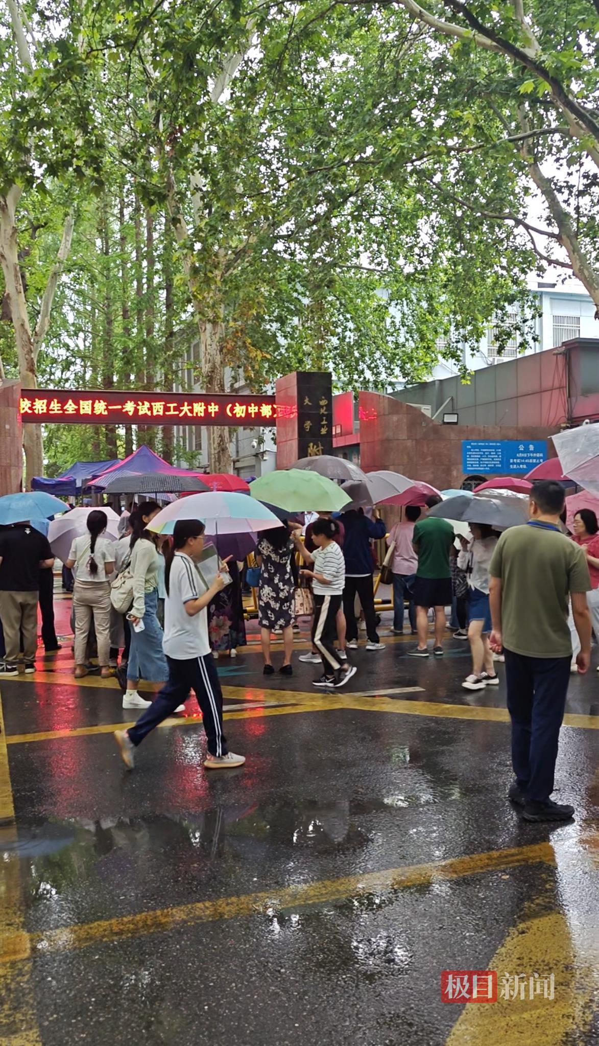 西安候选人参加雨检查，考试开始后，父母仍在