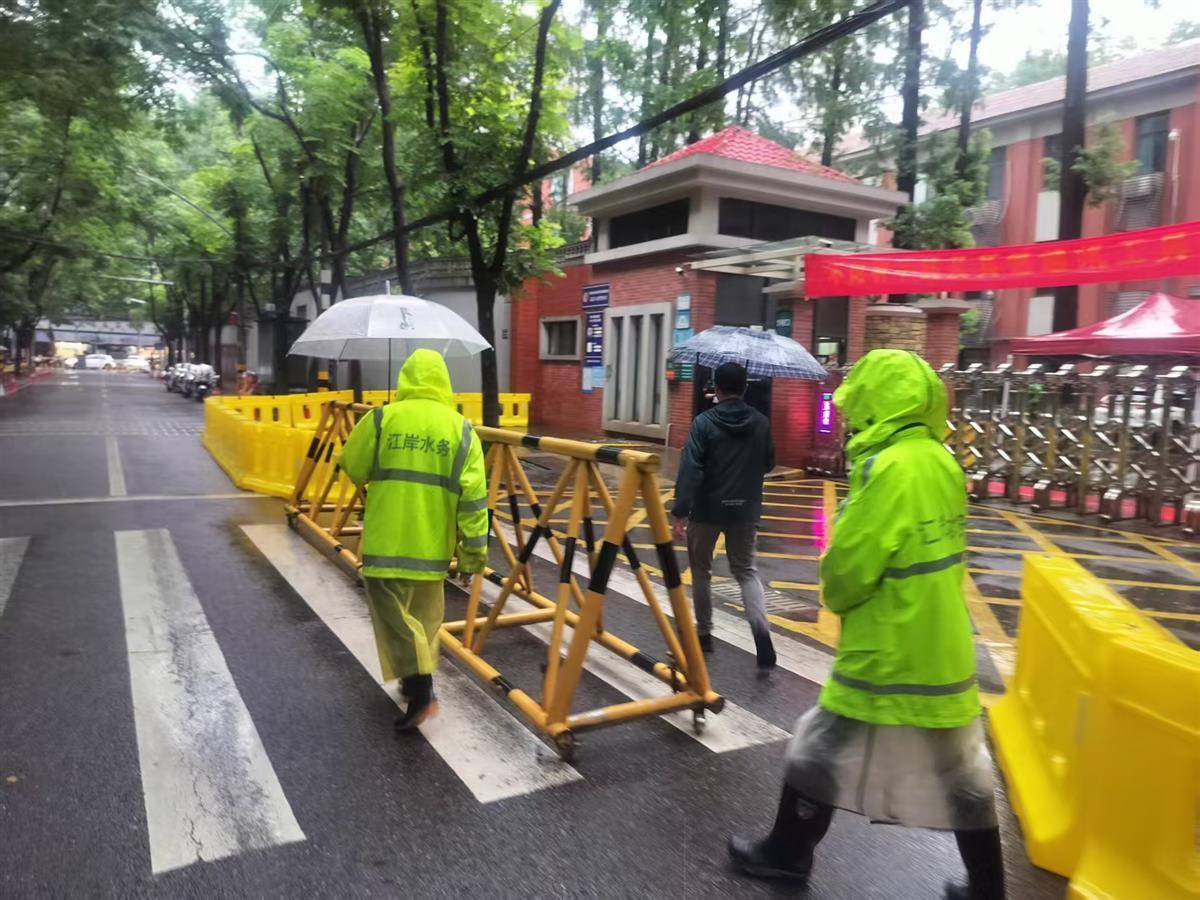 武汉倾盆大雨。在雨季，城市高中的入口处周围