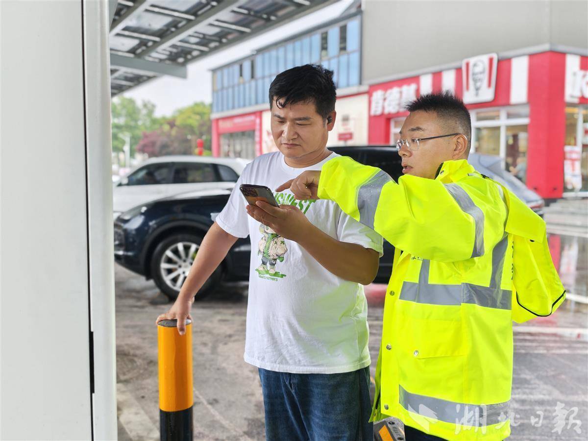大雨挡不住出游热心 两节叠加催热“3小时高速圈”