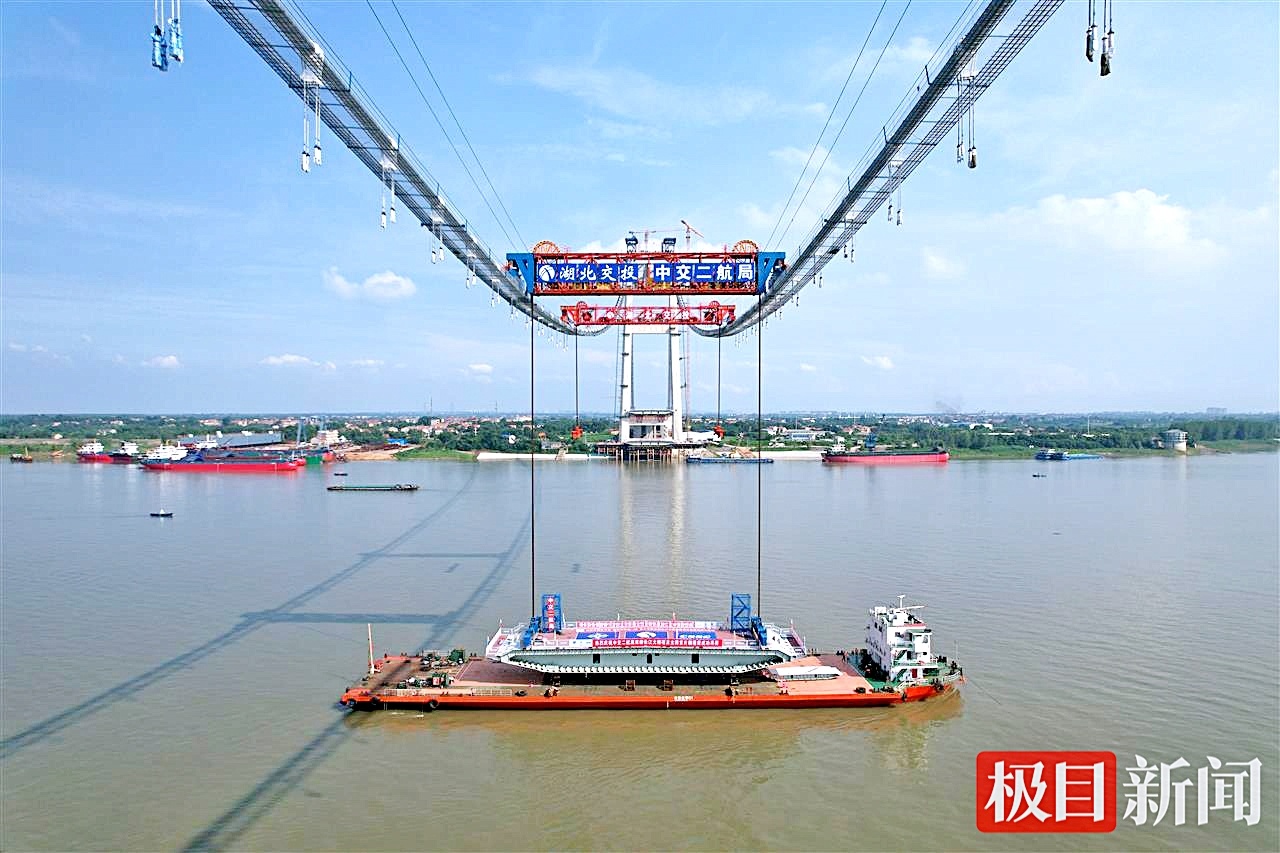 武汉双柳长江大桥开端上部结构施工 主跨首片钢箱梁成功吊装