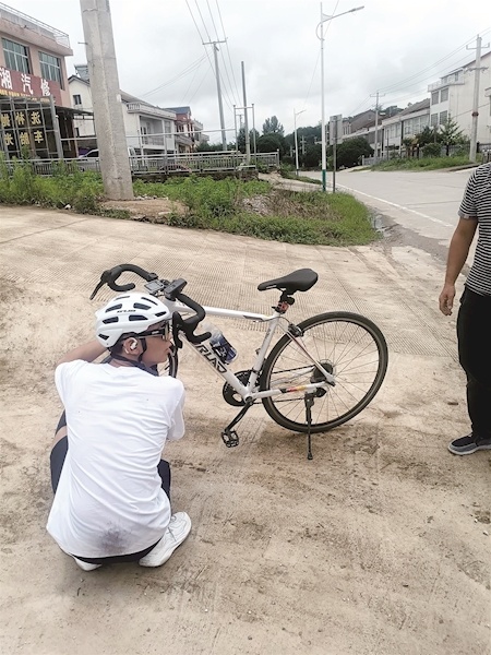18岁大学生骑行一夜从校园回家 已骑行了254公里 快到家时被爸爸妈妈接走