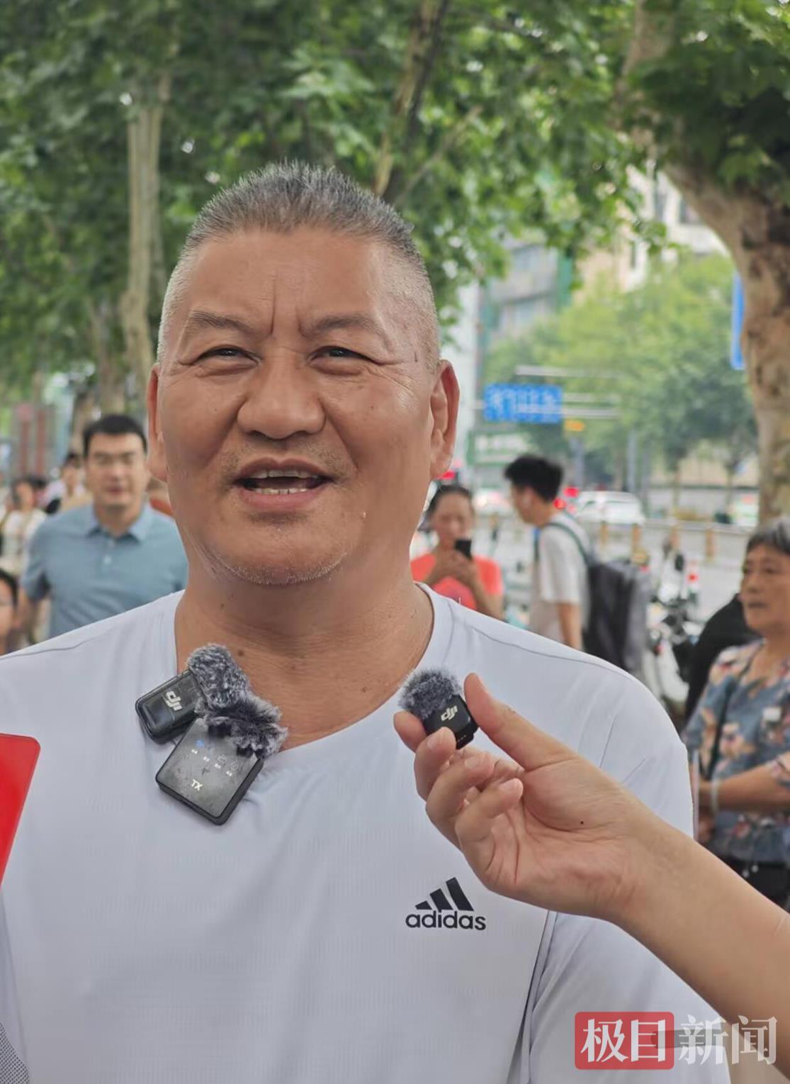 Liang Shi进行了第29届大学入学评论，他的估计得分