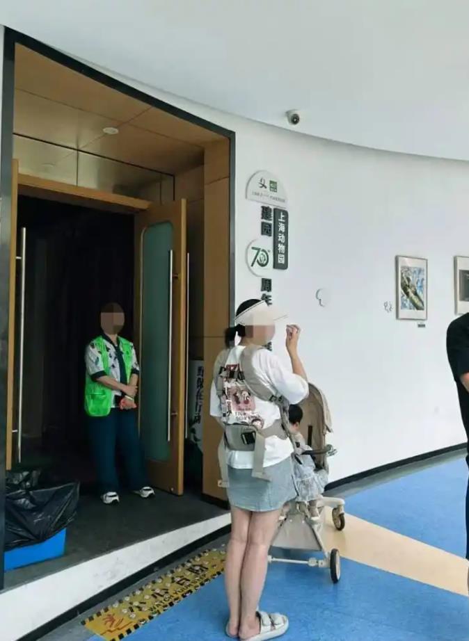 一场敏锐的检查丨10个月大的婴儿在展览馆里喝了