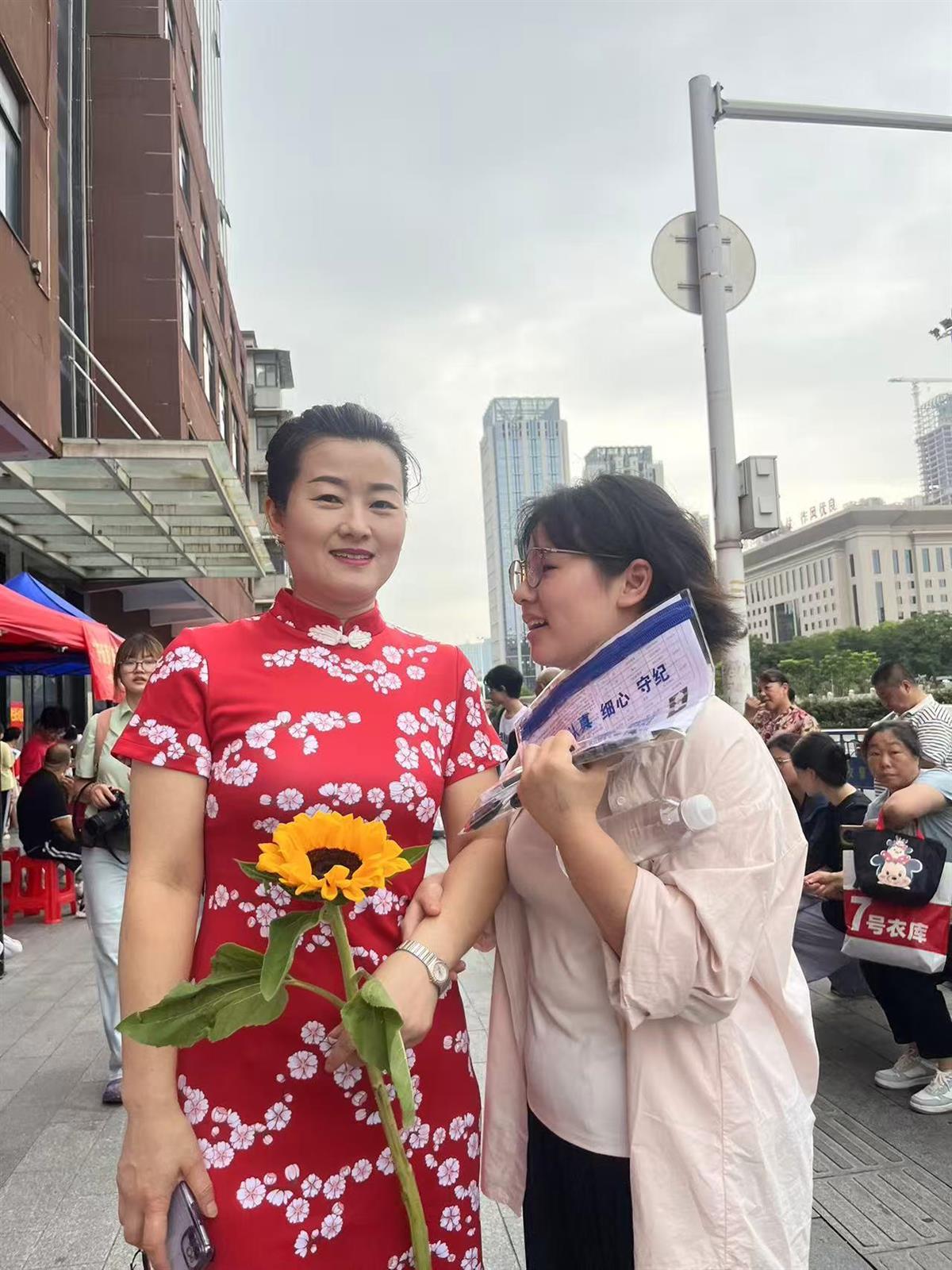 高考首日家长“花式”送考！妈妈们纷繁穿旗袍，爸爸穿上印有“没事”字样的上衣