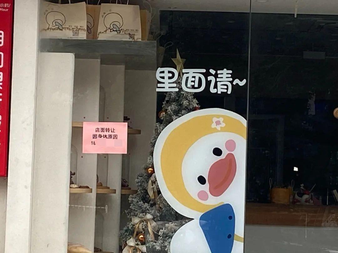 湖州一面包店因“抗癌客户”点评而爆火，尔后被质疑自导自演，官方介入核对