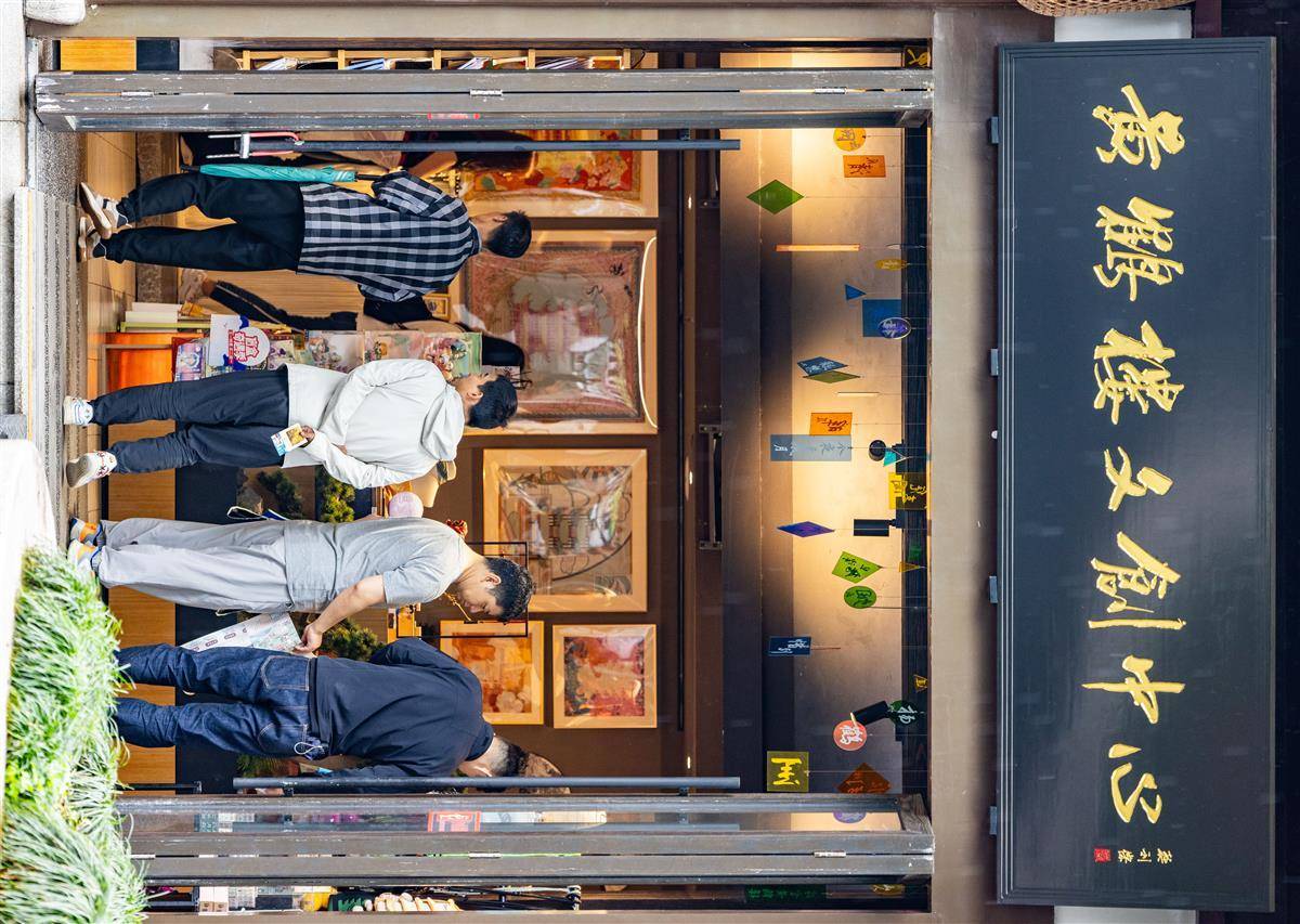把千年鹤影“装”进游客行囊 黄鹤楼文创产品年销百万件背后的诗意转身(图6)