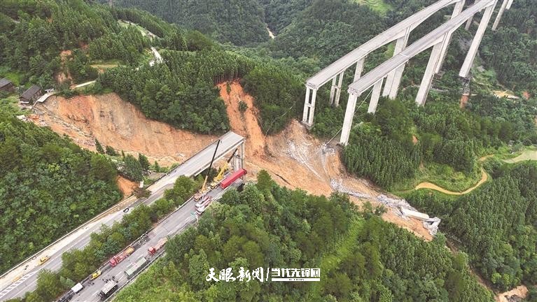 “明白人”敲着钢盆大喊：赶忙出门！山体滑坡导致厦蓉高速山公河特大桥引桥垮塌，邻近乡民及时搬运无一伤亡