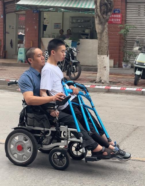 “父子叠坐轮椅赴考”的四川男孩超本科线30分：想报离家近的校园，在外务工的妈妈让他将来考研