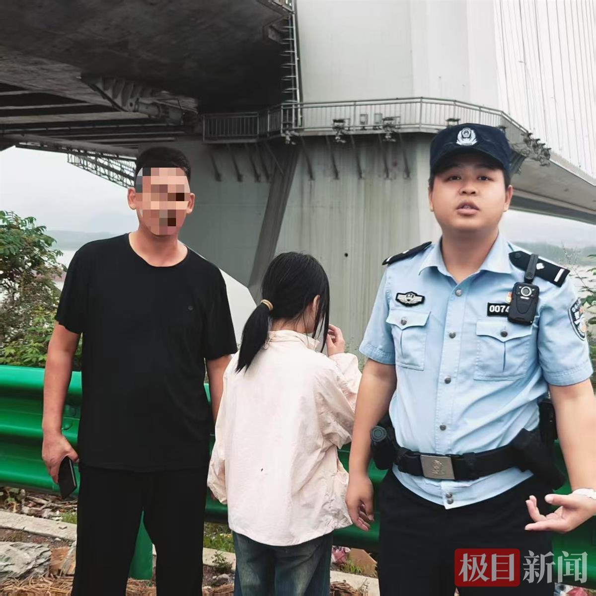 一个12岁的女孩骑着22公里的各省跳过学校。善良的司机报警后，警察按时将他