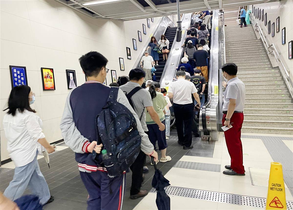 大学入学评论的最后一天：地铁在早上匆