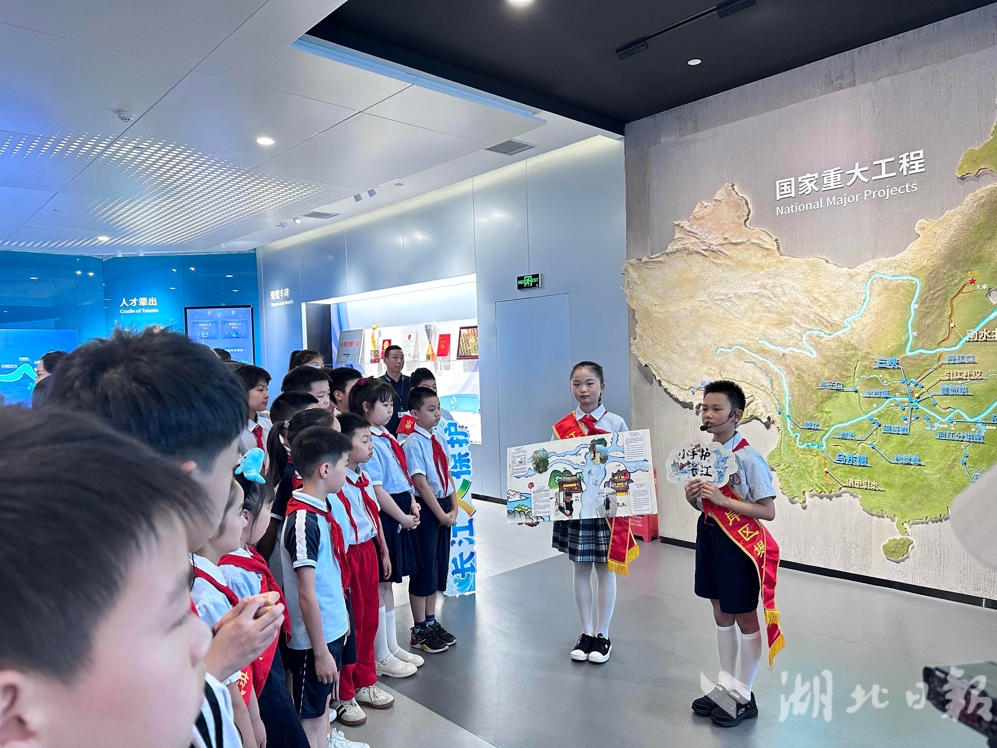 江岸区11校师生共上“行走的思政课”：用科技与童心看护母亲河