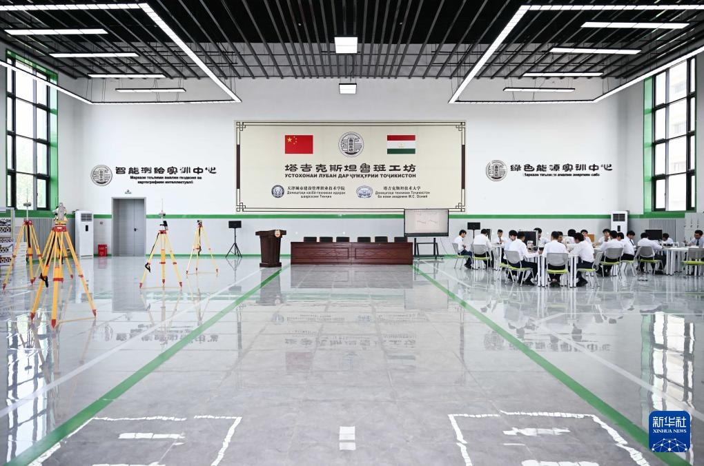 步行前往塔吉克斯坦的卢本工作坊