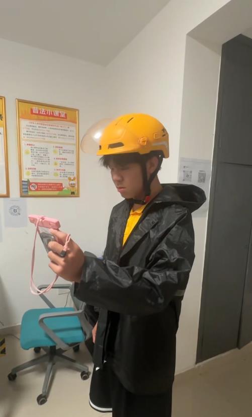 高考后足球一级运动员的“骑手”暑假：不问爹妈伸手，自己赚钱买贝斯