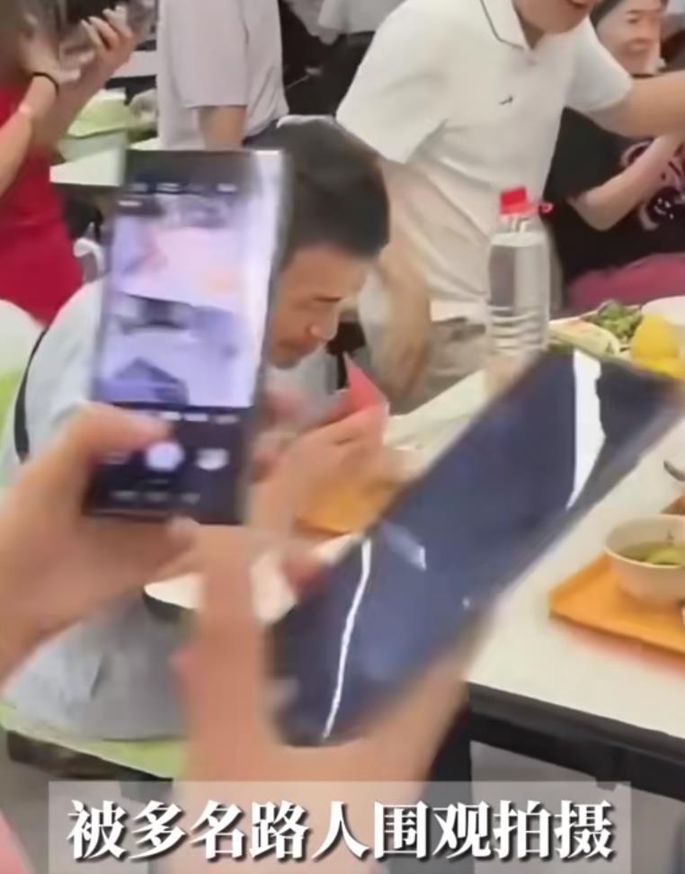 尖锐的评论丨WeiDongyi在食堂吃饭时为许多人拍照