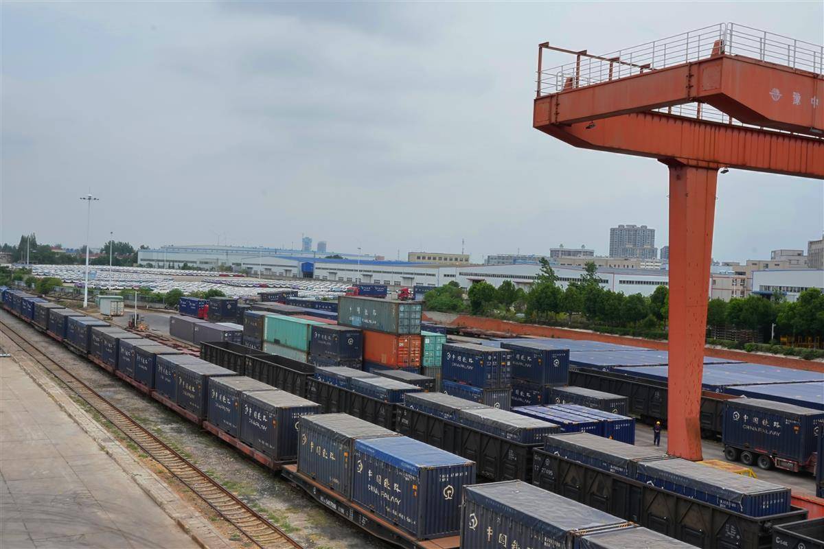 Xiangyang火车的“ Hanjiang铁路”速度向南加速