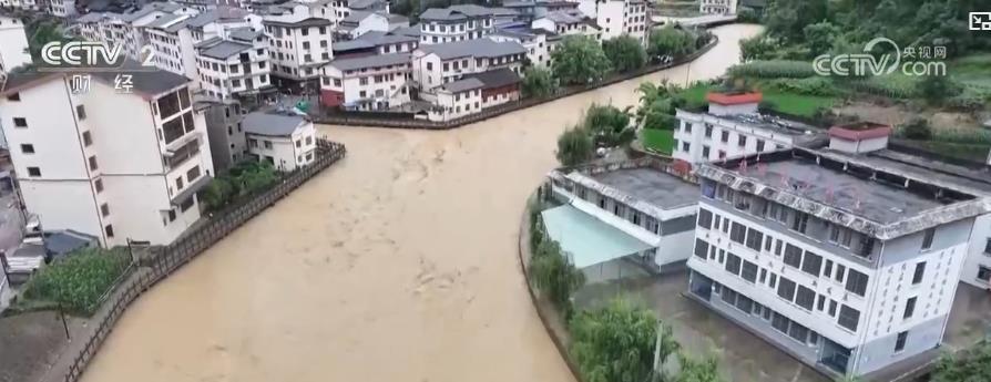大雨中的生命保护：多党的共同努力确保人们的
