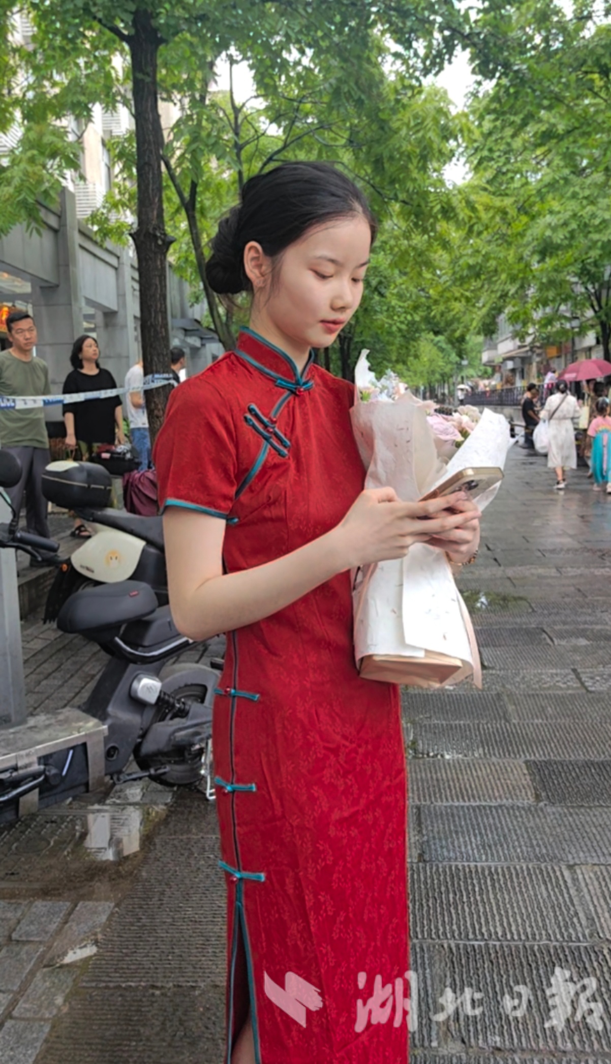 旗袍女孩雨中捧花等闺蜜，艺考姐妹花双向奔赴！
