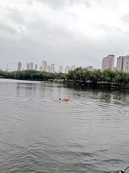 大雨正在倾泻，63岁的鲍恩在湖上营救了人们。这
