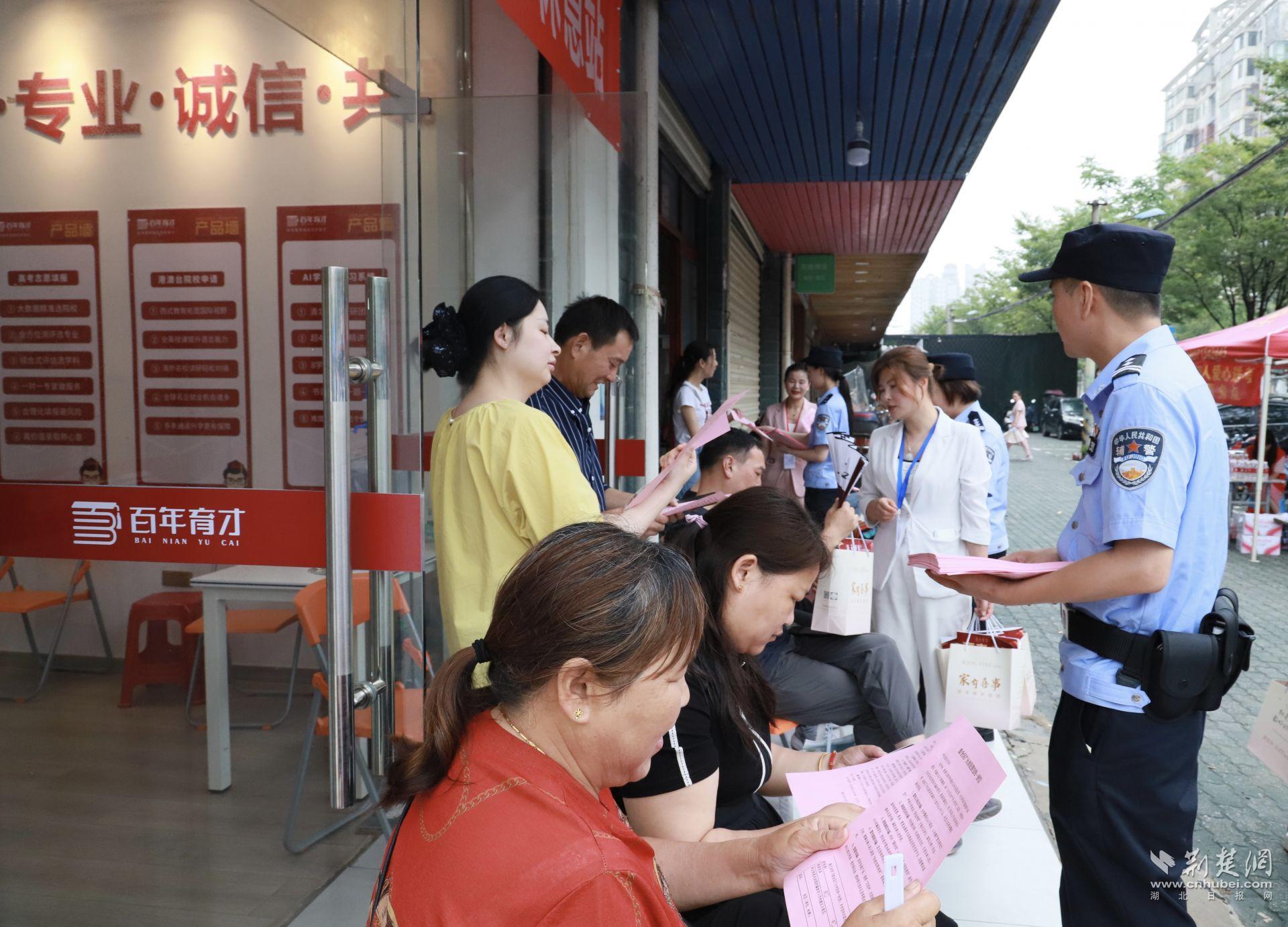 反欺诈“警察”性行为，护送大学入学考试，黄